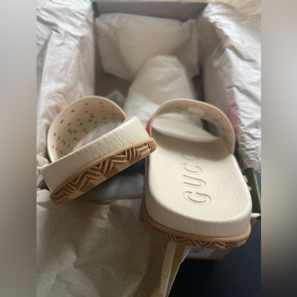 New Gucci GG Interlocking Logo Rubber Sandals - Picture 10 of 16
